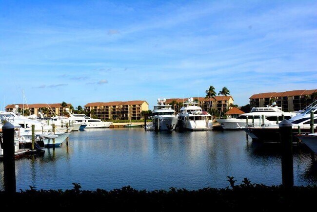 Building Photo - 2401 Marina Isle Way