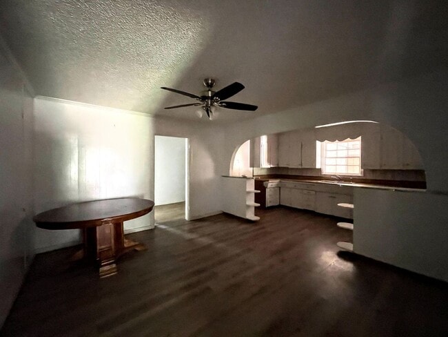 Building Photo - Spacious 1,400 Sq Ft Family Home in Lamesa – Space & Privacy Combined!