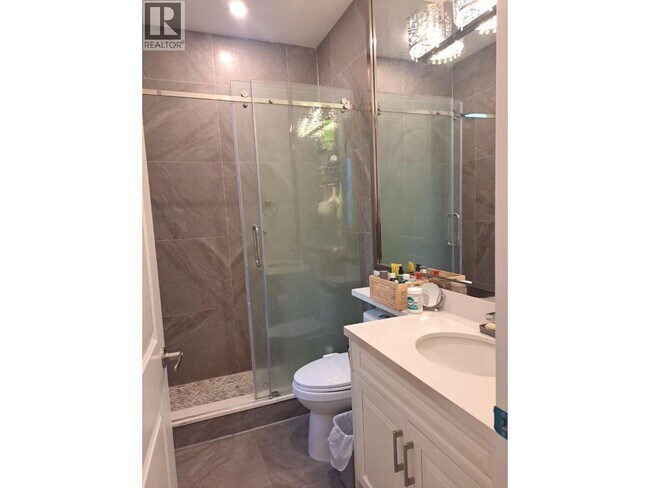 Photo du bâtiment - 6380 Taseko Crescent