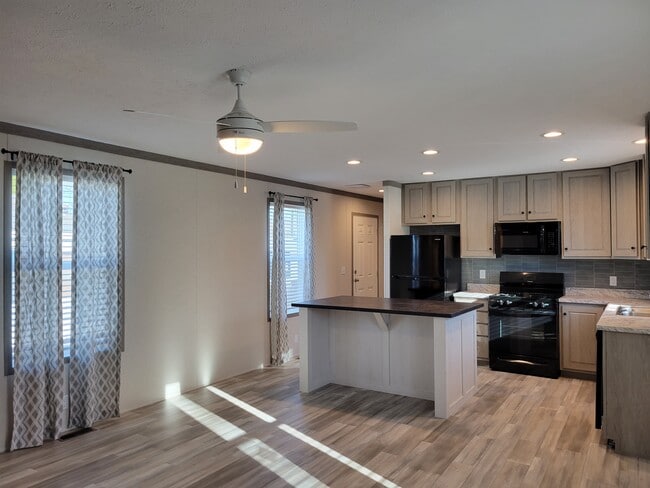 Building Photo - 5288 Commander Ct