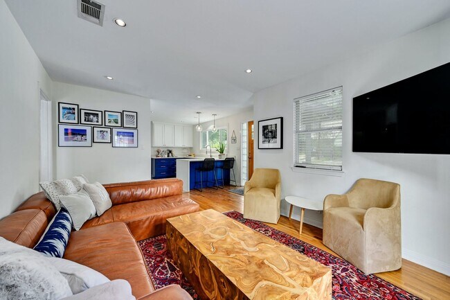 Foto del edificio - Unbelievable Brentwood Home + Separate Hom...