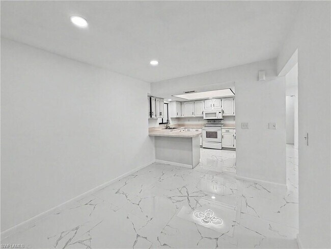 Foto del edificio - 2101 Hibiscus Rd