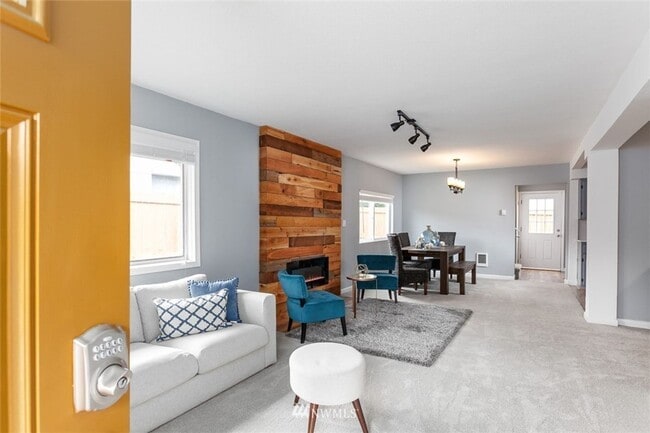 Building Photo - Check This One Out! Beautiful Puyallup Home!