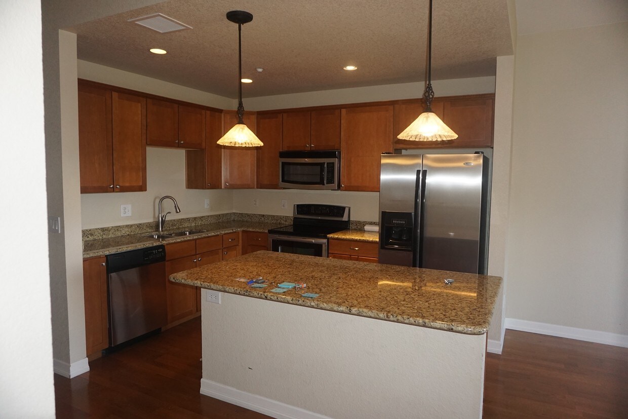 Foto principal - 2200 S University Blvd