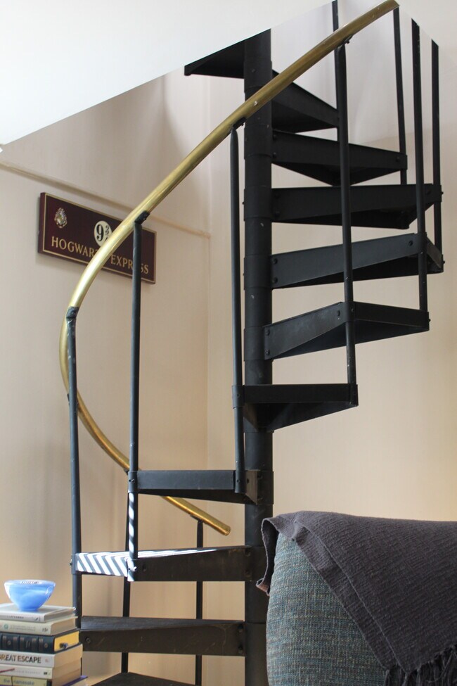Spiral Staircase - 1726 Wallace St