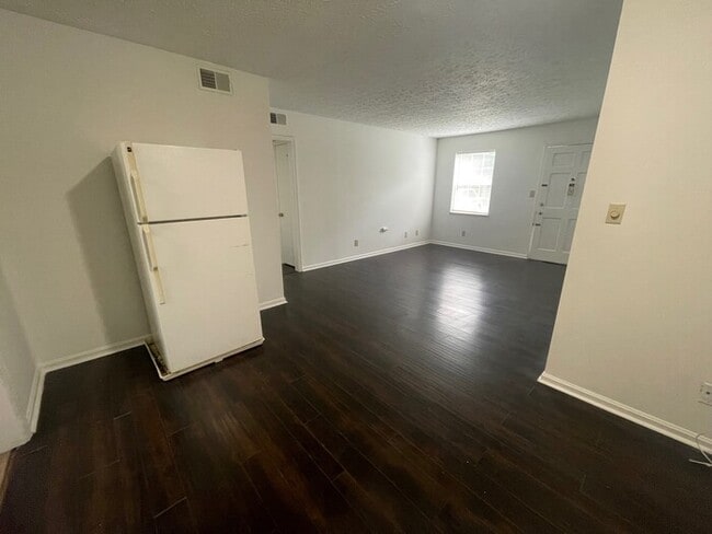 Building Photo - 2BD/1BA Second Story Condo