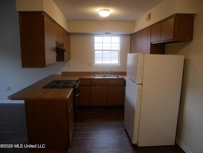 Foto del edificio - 8061 Martha Ann Ln