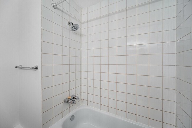 Photo du bâtiment - 77 Lakeshore Rd