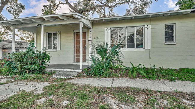 Building Photo - Spacious 3/2 Home in St. Petersburg, Avail...