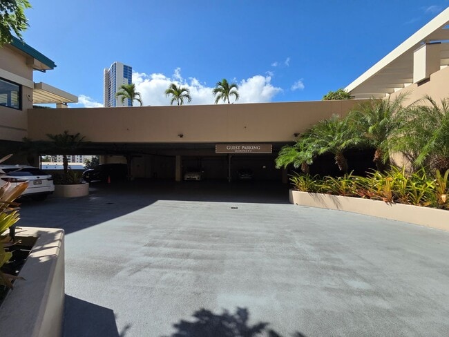 Foto del edificio - Immaculate Contemporary Living in Kaka‘ako- 2 bedroom, 2 bathroom, 1 covered parking stall, and I...