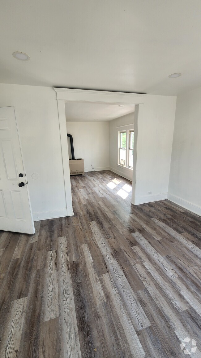 Building Photo - 121 Maple Ave