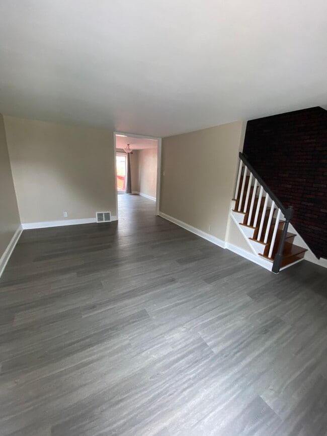 Foto del edificio - 3b1.5b Row House with Deck near Torresdale ave Available Now