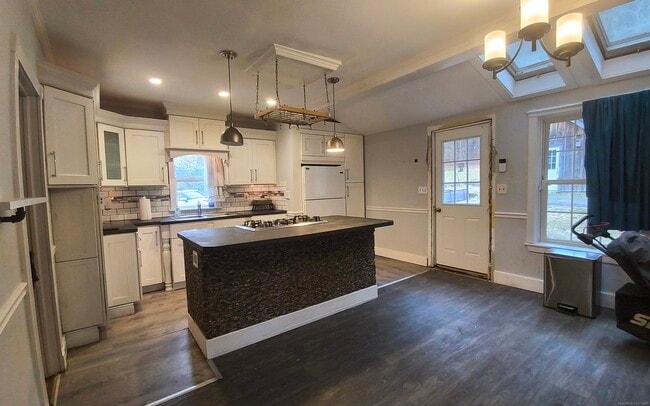 Building Photo - 204 Main St