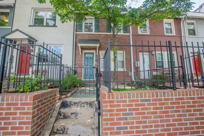 Foto del edificio - Lovely 2 BR/1 BA Townhome in NoMa!