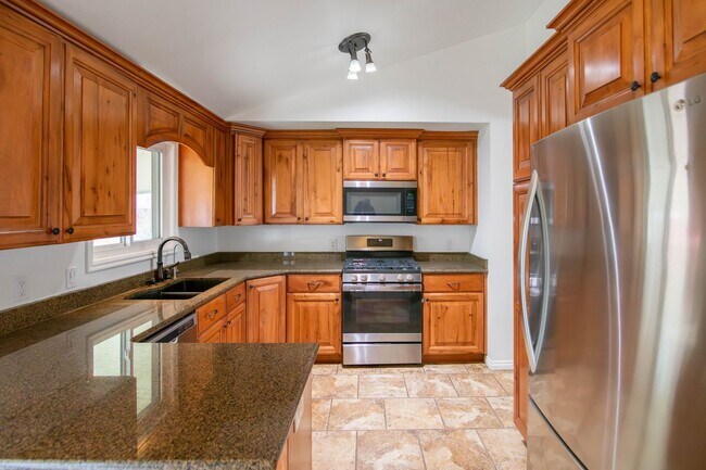 Foto del edificio - Charming 3-Bedroom Home with Spacious Fenced Yard in Prime Location