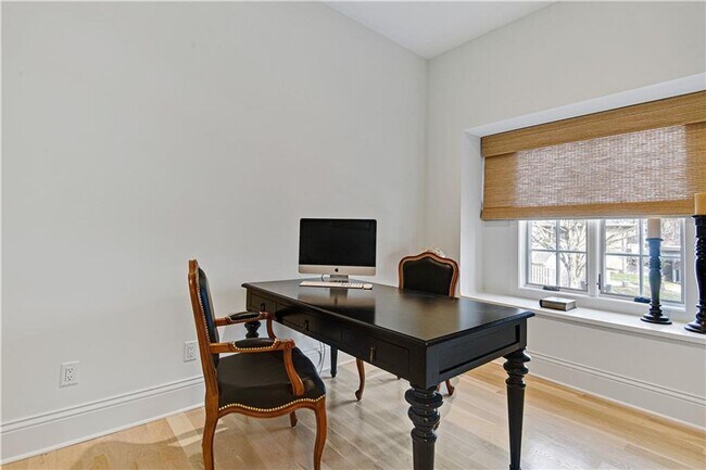 Foto del edificio - {4514} Stunning Luxury Townhome North of t...