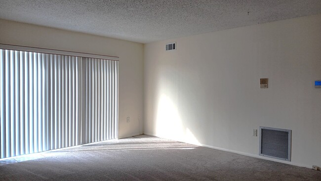 Building Photo - Location is great with this spacious 2-bed...