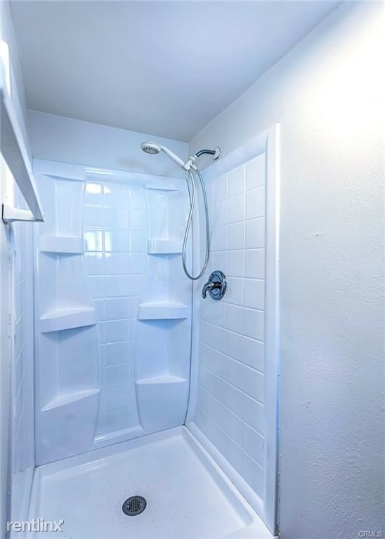 Building Photo - 1 br, 1 bath Triplex - 3644 Van Buren Blvd...