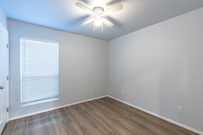 Building Photo - Half off the first Full Month's Rent !!!! ...