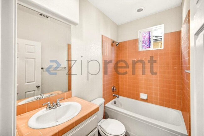 Building Photo - 3715 Hedge Ln