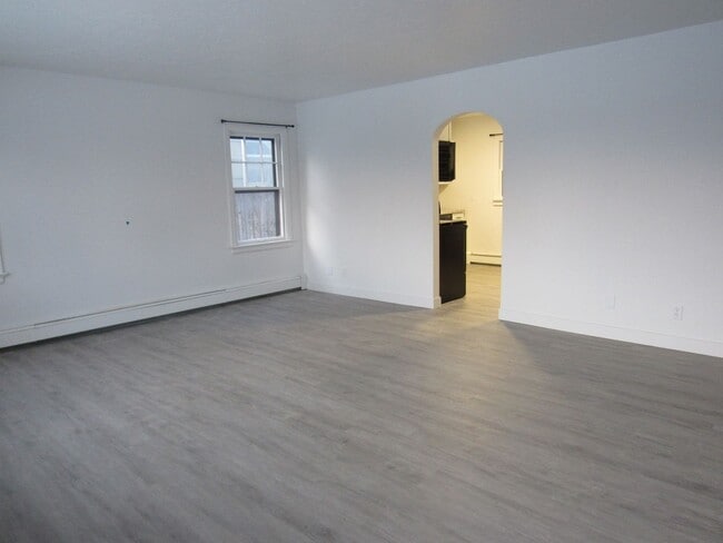 Building Photo - Updated Cape Cod 4 Bedroom Home! Heat/Water Pd!