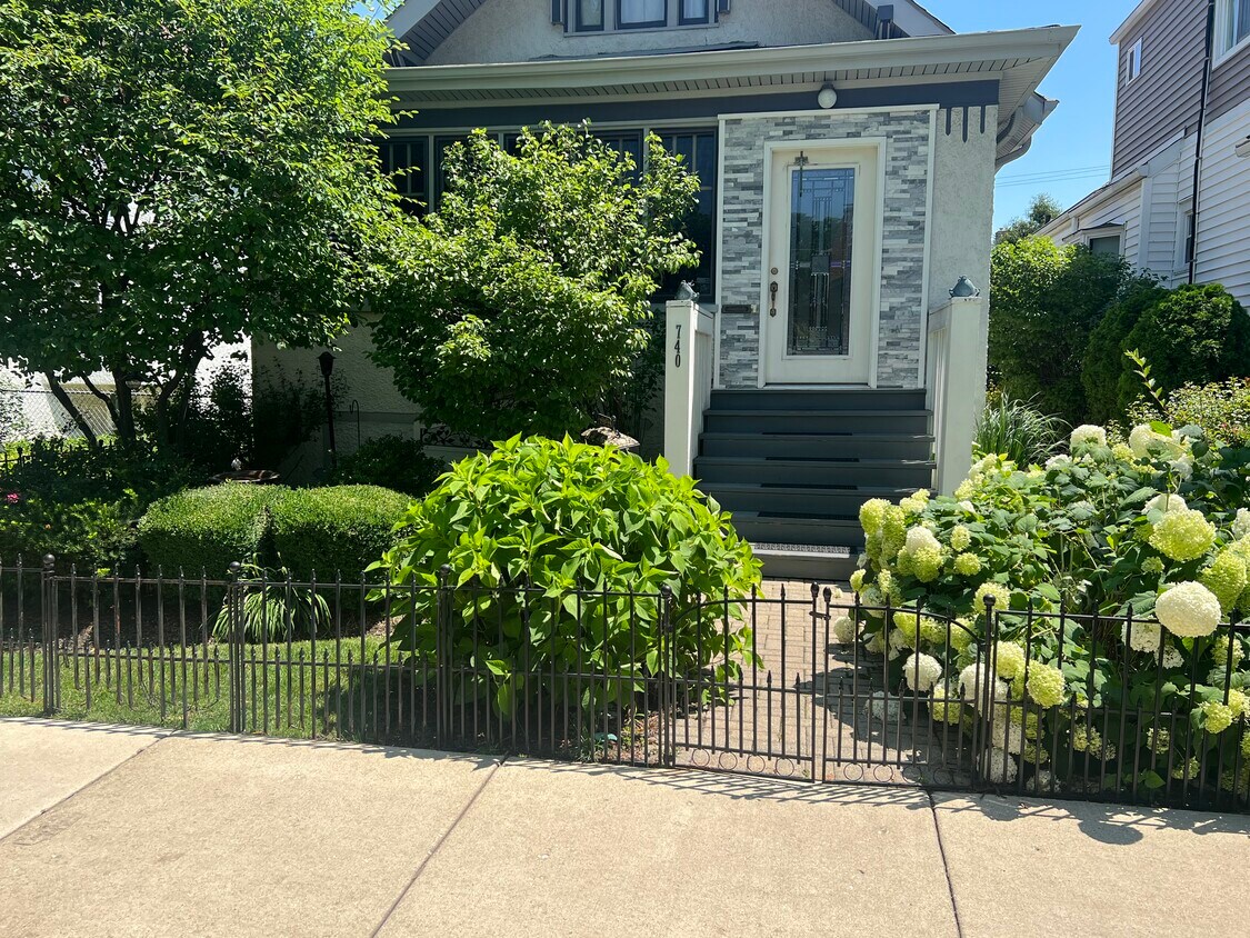 Primary Photo - 740 S Grove Ave