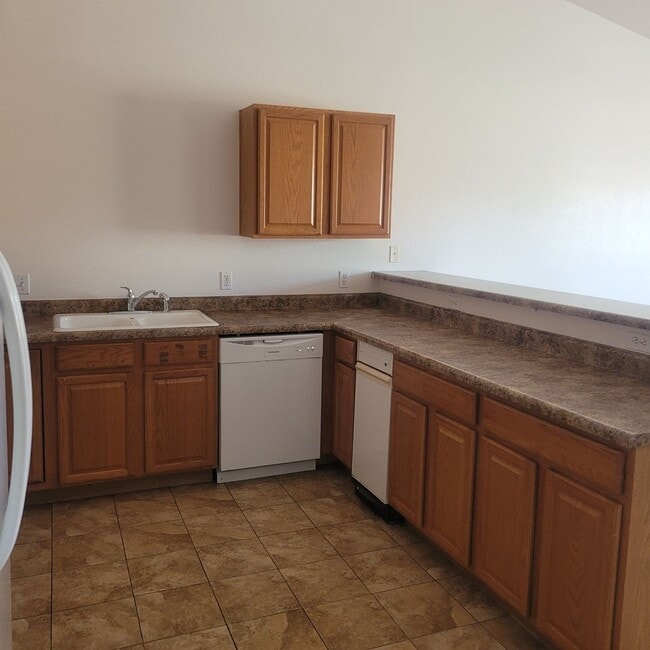 Building Photo - 3 Bed 2 bath upstairs unit