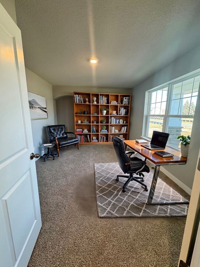 Foto del edificio - New Construction 4-Bedroom Home with Flex ...