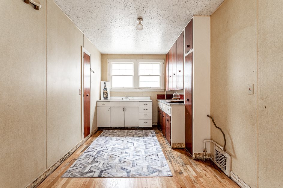 Retro Kitchen - 335 W Cortland Ave