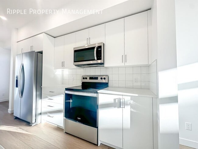 Building Photo - AMAZING 3 BEDS+ DEN/ 2.5 BATHS TOWNHOUSE
