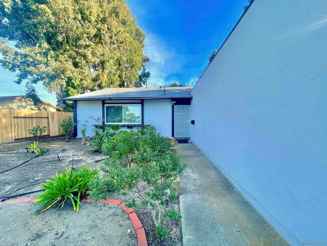 Building Photo - 11021 Avenida Maria