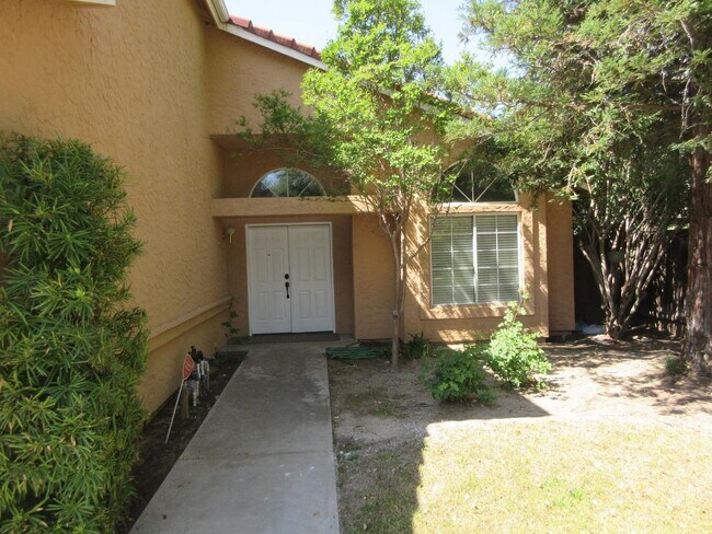 Foto del edificio - 4 Bed, 2.5 Bath Home with 3-Car Garage in Clovis Unified School District