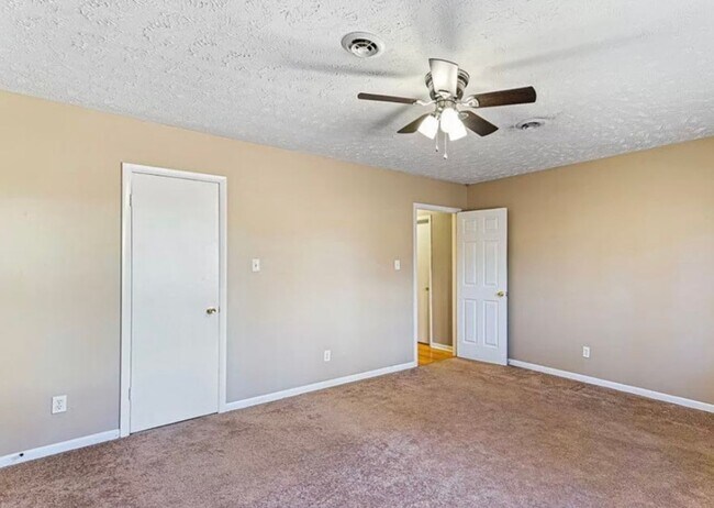 Building Photo - Fayetteville gem!
