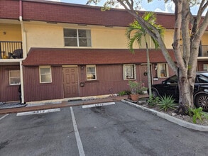 Building Photo - 6512 SW 41st Pl