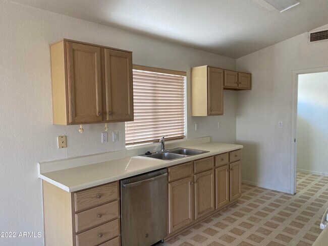 Building Photo - 2328 E Manor Dr