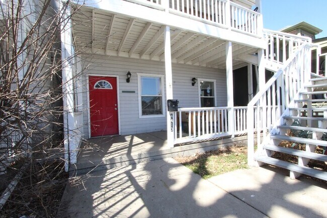 Foto del edificio - Sunnyside 3 Bedroom 1 Bathroom Lower Unit Available NOW!