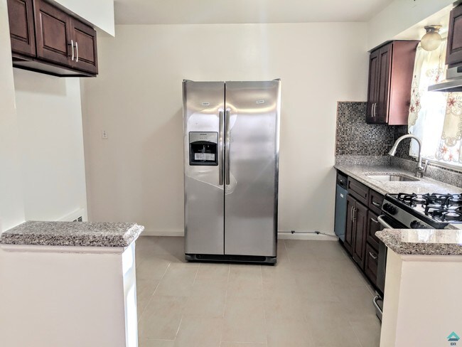 Foto del edificio - 7914 Sutter Ave