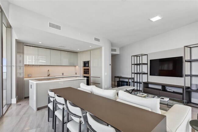 Foto del edificio - 18975 Collins Ave