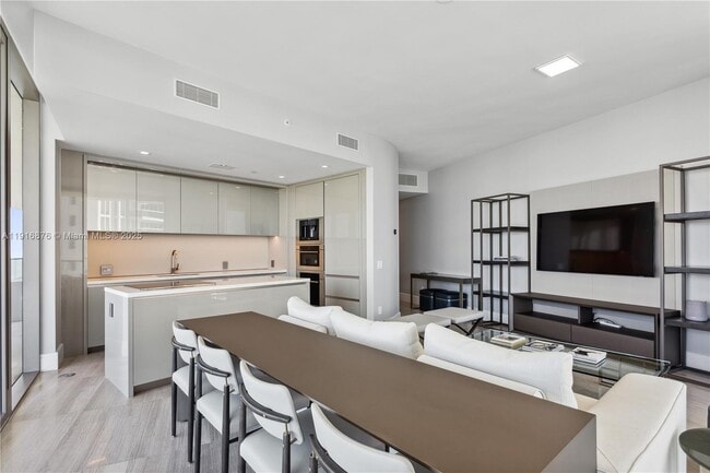 Building Photo - 18975 Collins Ave