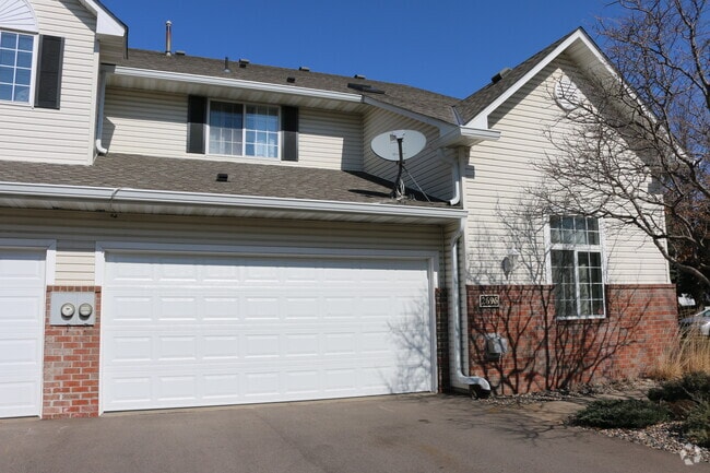 Building Photo - 2696 Mallard Dr