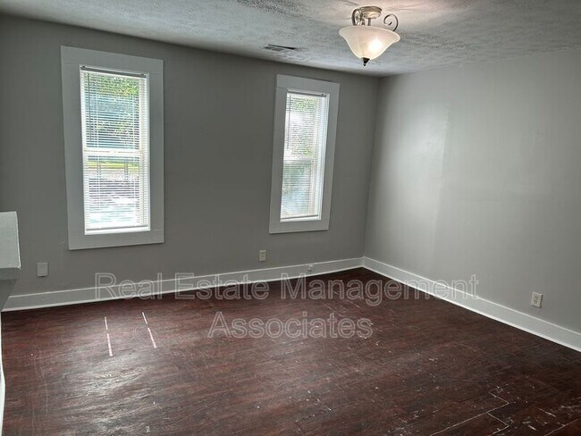 Building Photo - 530 E Solomon St