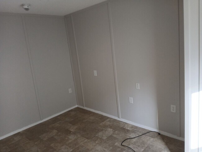 Building Photo - Naples 3/2 updated home