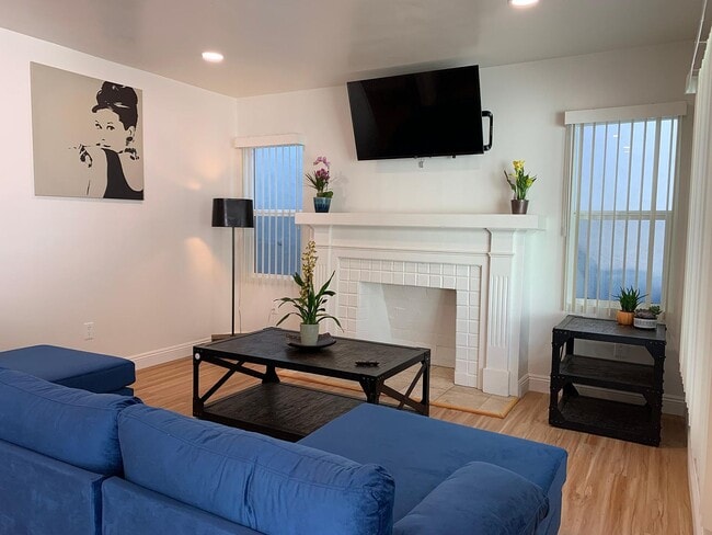 Building Photo - 540 N Harvard Blvd