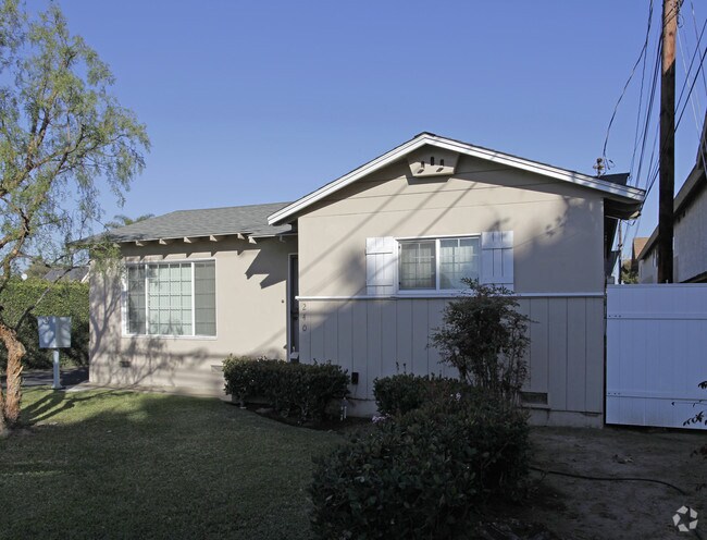 Building Photo - 240 Avocado St