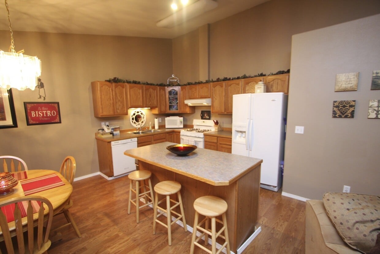 Building Photo - Beautiful 3 Bedroom South Anchorage Condo!
