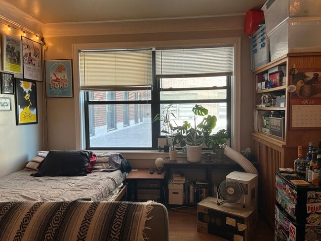 Living area - 1205 W Sherwin Ave