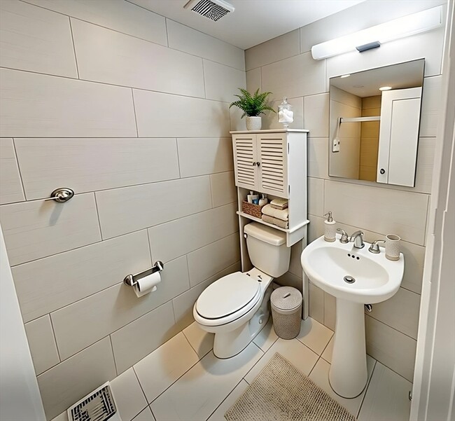 Building Photo - 9 Anderson St