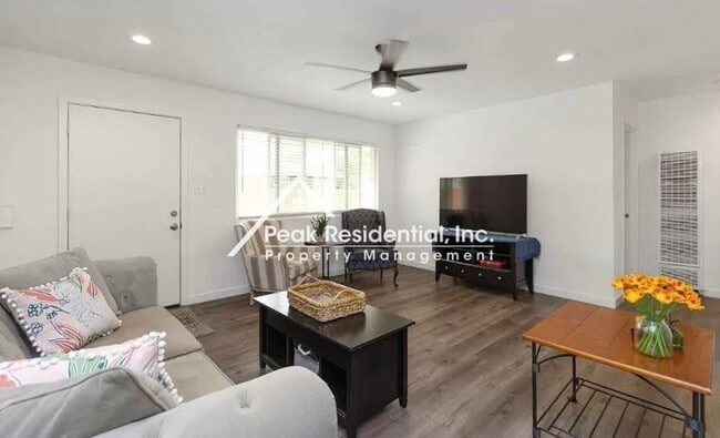 Building Photo - Updated 2bd/1ba Duplex In The Arden Area