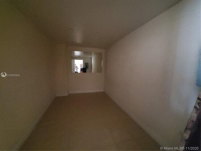 Building Photo - 10350 W Bay Harbor Dr