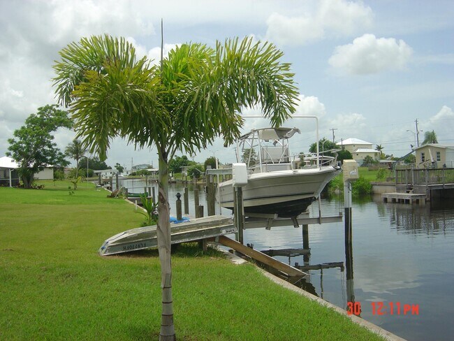 10 thousand pound boat lift - 132 Dowling Ave NE